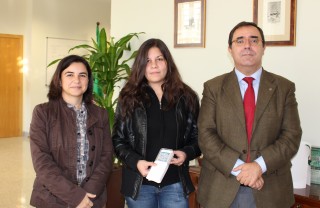 Alba María Romero, estudiante del grado en Geografía e Historia, junto con el rector y la vicerrectora de TIC, Calidad e Innovación