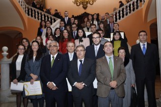 Los premiados junto al alcalde de Sevilla, el rector de la UPO y el rector de la US en el Ayuntamiento de Sevilla