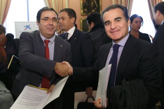 El rector de la UPO junto el director territorial de La Caixa, Rafael Herrador, tras la firma del convenio