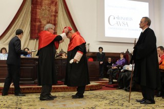 El padrino Ignacio Berdugo impone el birrete de Doctor Honoris Causa a Francisco Muñoz Conde