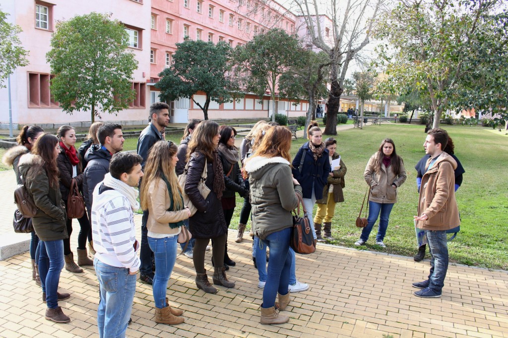 Recorrido por el campus de la UPO, acompañados por estudiantes de la propia universidad 