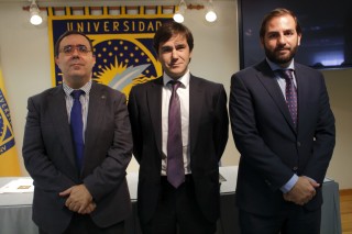 De izq a dcha: El rector de la UPO junto con Raúl Castillo y Jorge Carlos Alonso de Thomson Reuters Aranzadi