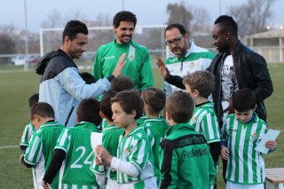 Cedrick y Rubén Castro saludan a los alumnos de la Escuela de Fútbol del Real Betis