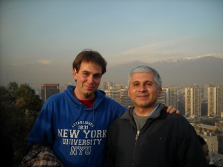 Francisco Martínez, del grupo TIC-200 de la UPO (izquierda) y J. Reyes, del NT2 Labs, Chile