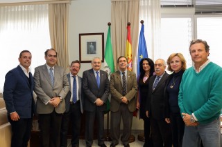 Carlos Bourrellier, presidente del Consejo, y Vicente Guzmán, rector de la UPO, en el centro de la foto