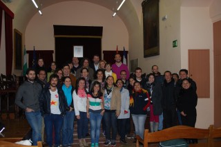 Los alumnos con responsables políticos del Ayuntamiento de Carmona, incluido el alcalde, en el salón de plenos del Ayuntamiento