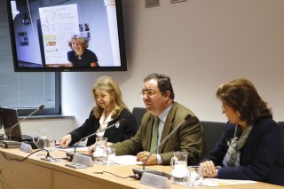 La presentación ha estado presidida por el rector, Vicente Guzmán, junto a la presidenta de la asociación, Ana María Ruiz-Tagle (a la izquierda), y la vicepresidenta de la asociación, María Valpuesta