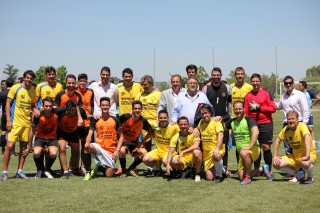 Partido por la Paz entre futbolistas veteranos y estudiantes jóvenes