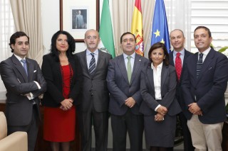 En la imagen, Enrique Jiménez, Pilar Rodríguez Reina, Luis Ángel Schweizer, el rector Vicente Guzmán,Mercedes Sanz Septién, Luis Medina y José Manuel Feria