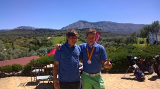 El ganador de la medalla Juho-Pekko Aturri Oja junto al otro participante de la Olavide Antonio Morillo-Velarde