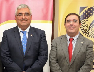 Los rectores de la Universidad de Sevilla, Antonio Ramírez de Arellano, y de la Universidad Pablo de Olavide, Vicente Guzmán Fluja, han sido premiados con los “Claveles de la Prensa” de 2014 