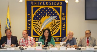 Los autores, Víctor Muñoz y Juan Maestre, en el centro de la imagen junto a Pilar Rodríguez Reina