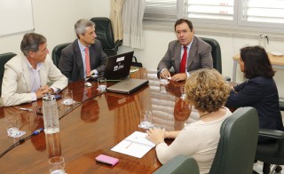 El gerente de Albatian Consulting, Juan Emilio Álvarez, mantuvo una reunión con el rector de la UPO, Vicente Guzmán