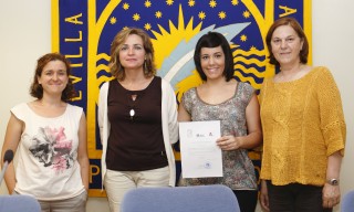 El premio ha sido entregado por la vicerrectora de Estudiantes, Cultura y Compromiso Social, Elodia Hernández León, segunda por la izquierda, junto a Rocío Pérez y los miembros del jurado