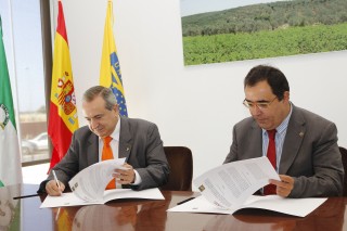 El rector Vicente Guzmán (derecha) y el presidente Emilio Lora-Tamayo durante la firma del convenio