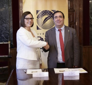 El rector de la Universidad Pablo de Olavide, Vicente Guzmán, y la directora general de la Fundación Príncipe de Girona, Mònica Margarit.