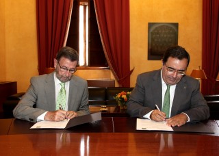 El rector de la Universidad Pablo de Olavide, Vicente Guzmán, y el presidente del Parlamento de Andalucía, Manuel Gracia, han firmado esta mañana un convenio de cooperación educativa