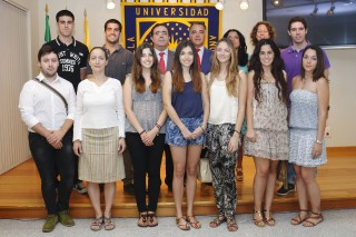 El rector y el director de convenios de Santander Universidades España en la segunda fila en el centro, a la derecha la vicerrectora de Internacionalización y Comunicación, Pilar Rodríguez Reina, y la subdirectora del Centro Universitario Internacional de la UPO, Joanna Wandycz, junto con los estudiantes