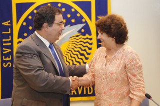 Vicente Guzmán y Ly Hafner Lancha, tras firmar el convenio