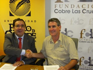 El rector de la UPO, Vicente Guzmán Fluja, y el presidente de la Fundación Cobre Las Cruces, Damien Marantelli