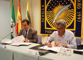El convenio ha sido suscrito por el rector Vicente Guzmán y el alcalde de Santiponce, Gonzalo Valera