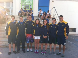 En la imagen, los miembros del equipo de natación de la UPO