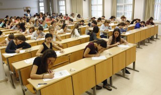Los estudiantes mientras se examinaban del segundo examen