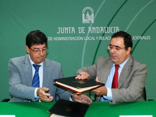 El rector de la Universidad Pablo de Olavide, Vicente Guzmán, y el vicepresidente de la Junta, Diego Valderas, firman un convenio