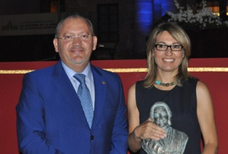 La vicepresidenta de la Fundación, Laura López, recogió el premio de manos del alcalde de La Carolina, Francisco Gallarín