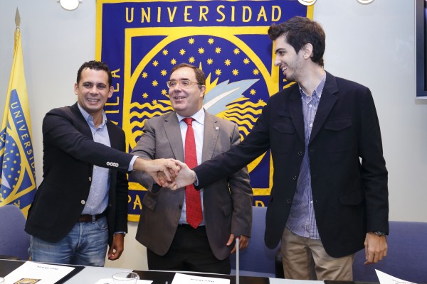 Firma del convenio en la UPO: El rector de esta universidad, Vicente Guzmán, y el director del IAJ, Raúl Perales, junto a Pablo Fernández Márquez, presidente de SICE Asociación (derecha)