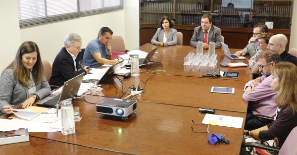 La comisión de evaluación reunida con el rector y responsables institucionales de la UPO
