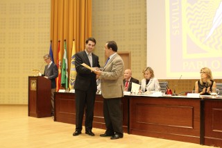 Fernando Lara Peña recoge el premio al Mejor Expediente de manos del rector