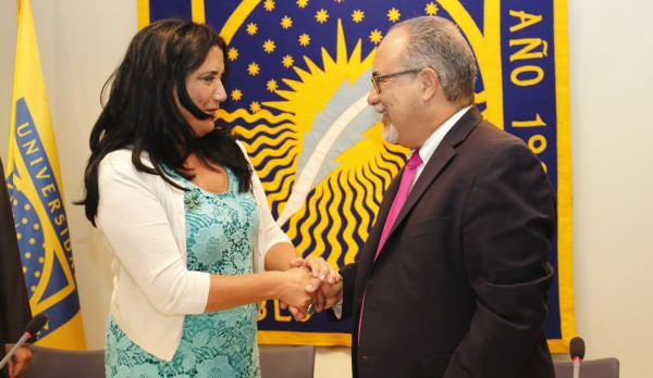 Pilar Rodríguez Reina y Carlos M. Padín tras la firma del convenio