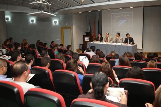 Manuela Fernández, Vicente Guzmán, Diego Valderas y Daniel González durante el Encuentro en el salón de actos del CABD