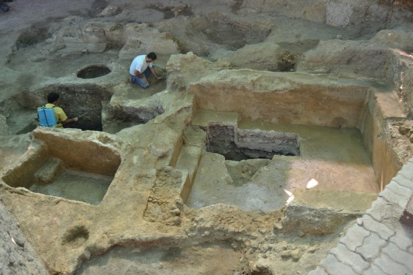 Arqueólogos trabajan en la limpieza de los muros del conjunto