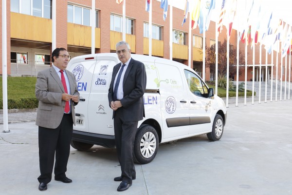 El rector y el director de la zona sur del grupo Eulen presentan el vehículo que supone un paso más en el uso de energías no contaminantes en la Olavide