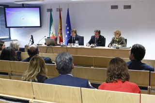  En la mesa, de izquierda a derecha, Juan José Hinojosa Torralvo, Andrés Rodríguez Benot y Elena Olmos Ortega.
