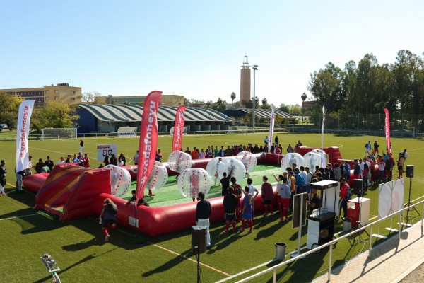 Un total de 15 equipos formados por estudiantes han competido en este evento, organizado por Vodafone Yu en el campo de césped artificial de la Olavide
