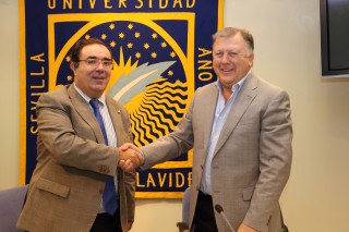 El rector de la UPO, Vicente Guzmán Fluja, y el 
