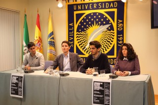 De izquierda a derecha, Ramón Sánchez, vicepresidente de SICE Asociación; Antonio Herrera, director general de Estudiantes de la UPO; Pablo Fernández, presidente de SICE Asociación, y Blanca García, secretaria de SICE Asociación.