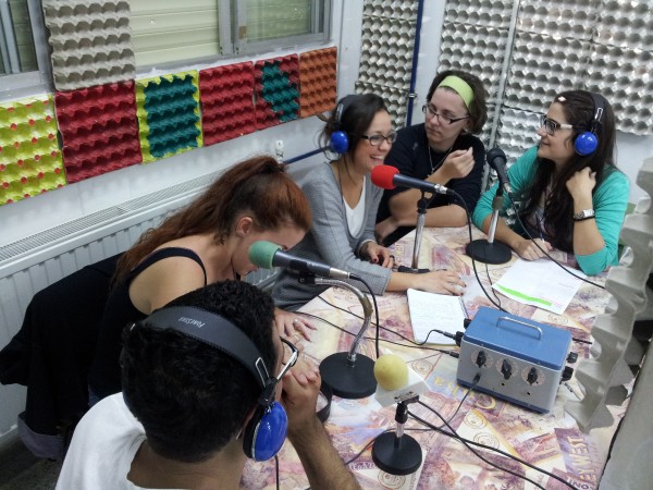 Este programa se realiza a través de los becarios de colaboración de la residencia, y se emite desde hace más de un año en Radio Abierta Sevilla (99.1 FM) y en Radiópolis (88.0 FM)