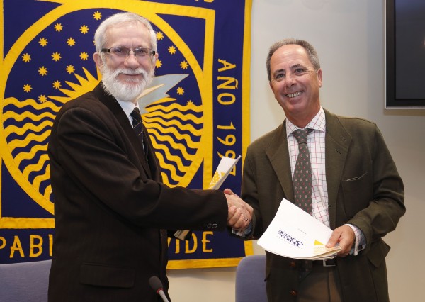 Józef Stawicki y Francisco Carrasco firman el convenio por el que se pondrá en marcha el doble grado en ADE por ambas universidades