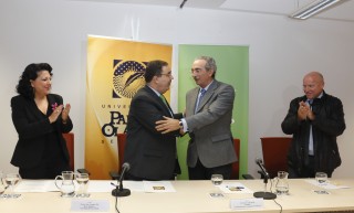 Esperanza Perea, Vicente Guzmán, Florentino de Lope y Antonio Gallardo tras la firma del convenio