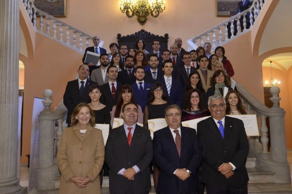 El alcalde, acompañado por el rector de la Universidad Pablo de Olavide y por el rector de la Universidad de Sevilla, ha hecho entrega hoy jueves de los diplomas e insignias