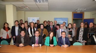 Antonio Pulido, María José Sánchez y Rafael Herrador junto a los representantes de los  17 proyectos seleccionados en la provincia de Sevilla.