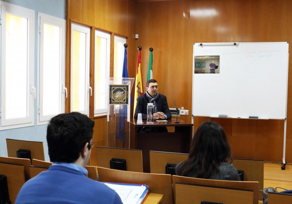 En la fotografía, el vicerrector de Planificación Docente, Eugenio Fedriani Martel presentando el Workshop "Educar sobre Internet"