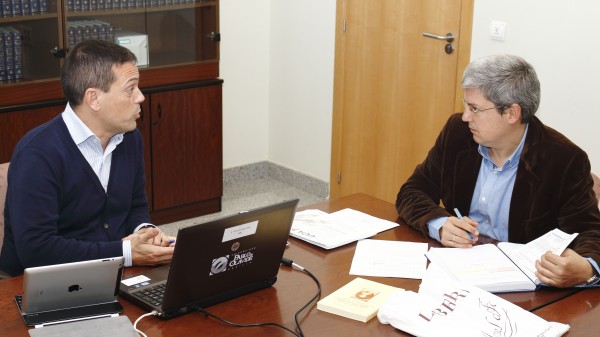 José Manuel Feria junto a Antonio Javier González Rueda en un momento de la reunión. 
