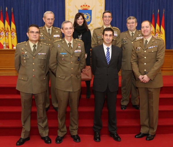 En la imagen, de civil, el profesor de la UPO Guillem Colom y la subsecretaria de Defensa, Irene Domínguez-Alcahud, junto a los mandos militares. Foto: Ejército de Tierra.