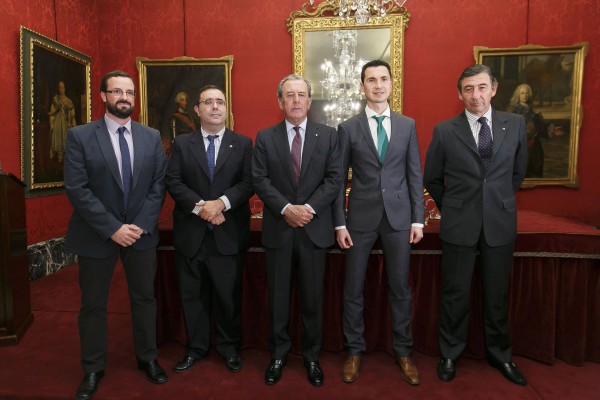 Los premiados junto al rector Vicente Guzmán y el Teniente de Hermano Mayor de la Real Maestranza de Caballería de Sevilla, Javier Benjumea Llorente.  