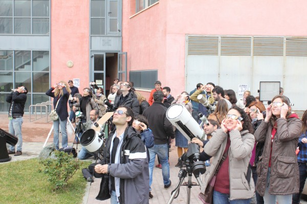 Los organizadores han puesto a disposición de los interesados telescopios solares y gafas protectoras.
